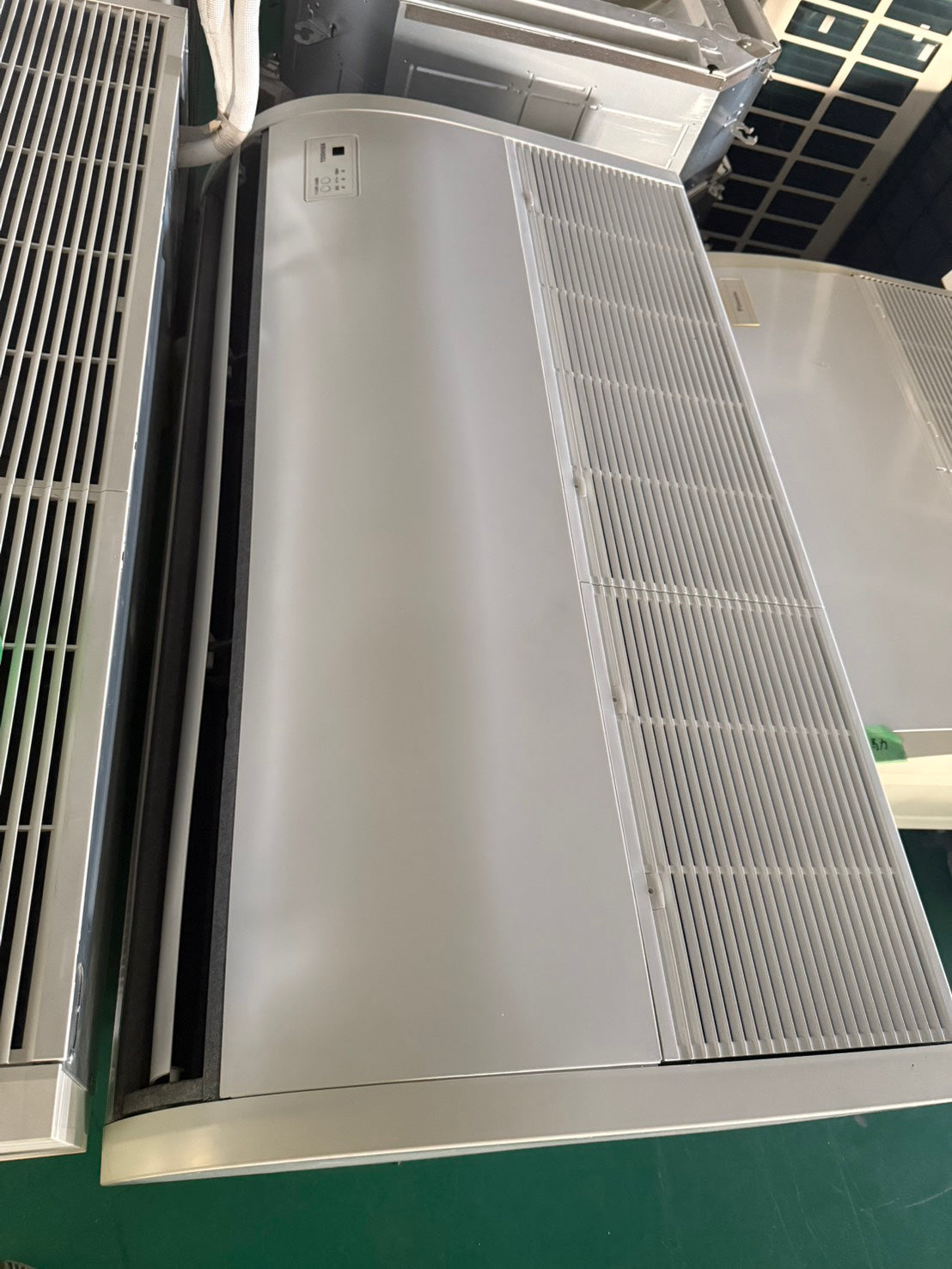 N　TOSHIBA　天吊りエアコン　2022年製　3馬力